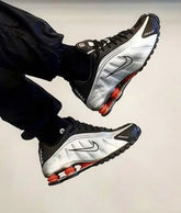 Nik_e Shox R4 Black Metallic Silver