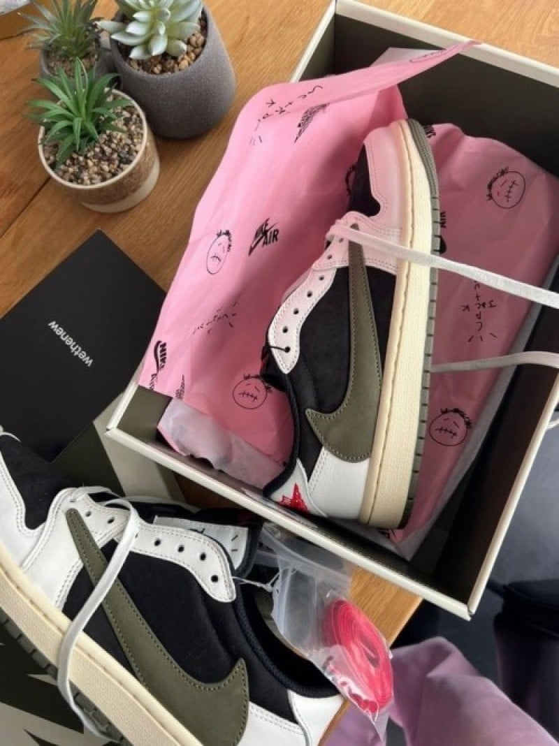 Nikee Air Jordan Retro 1 Low X Trav