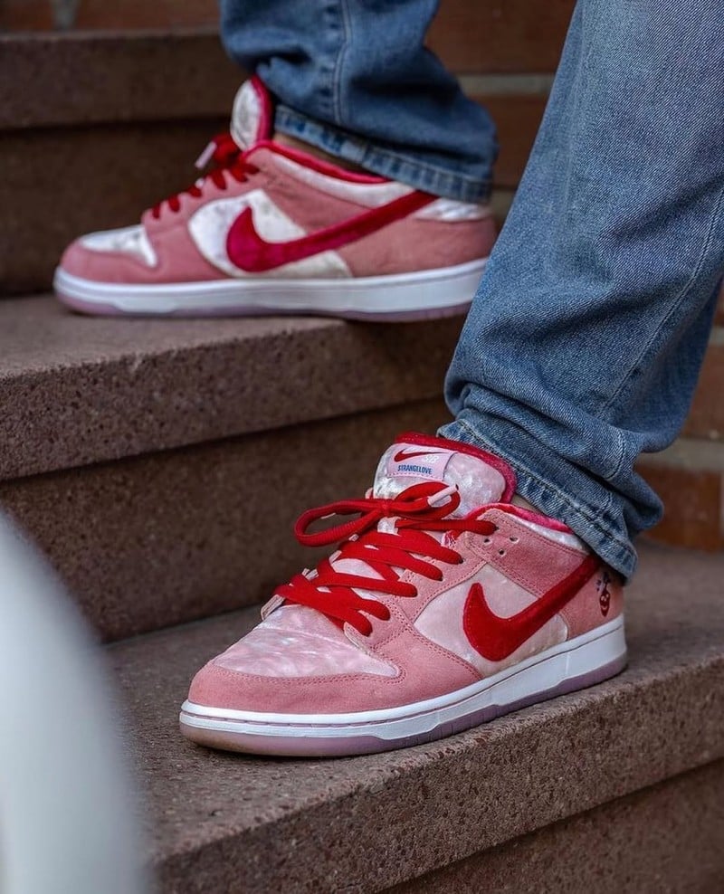 Nikee Dunk Low STRANGE LOVE