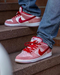 Nikee Dunk Low STRANGE LOVE
