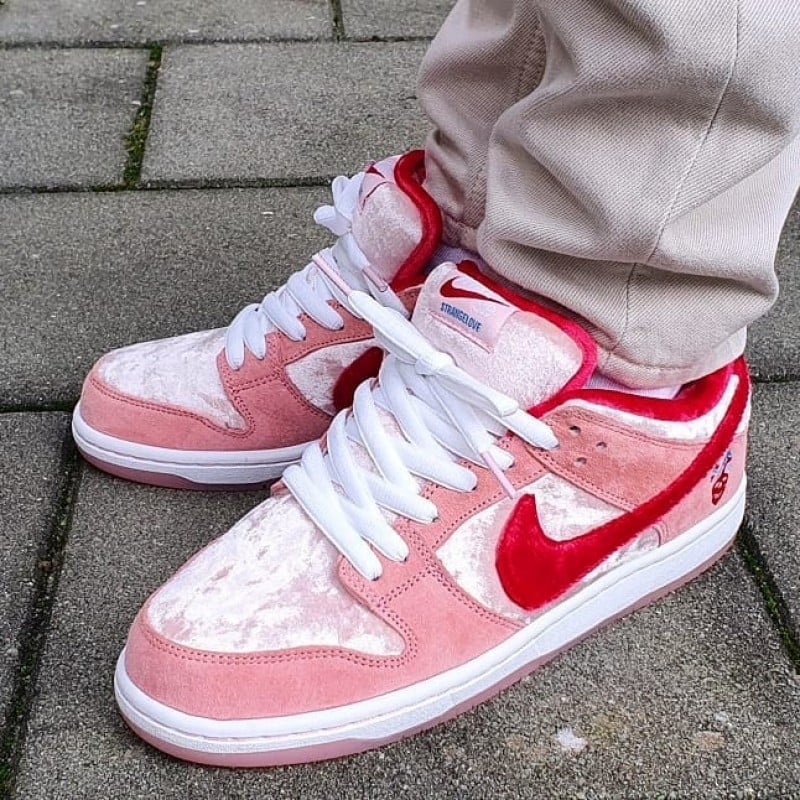 Nikee Dunk Low STRANGE LOVE